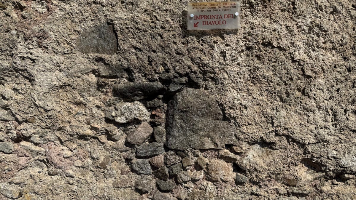 L'impronta del Diavolo, sul ponte lungo il sentiero dei miracoli nel Santuario di Paola.