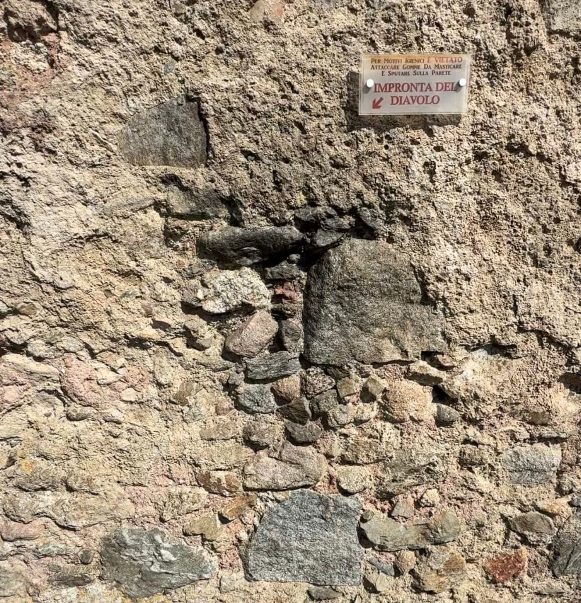 L'impronta del diavolo lungo il sentiero dei miracoli di San Francesco a Paola