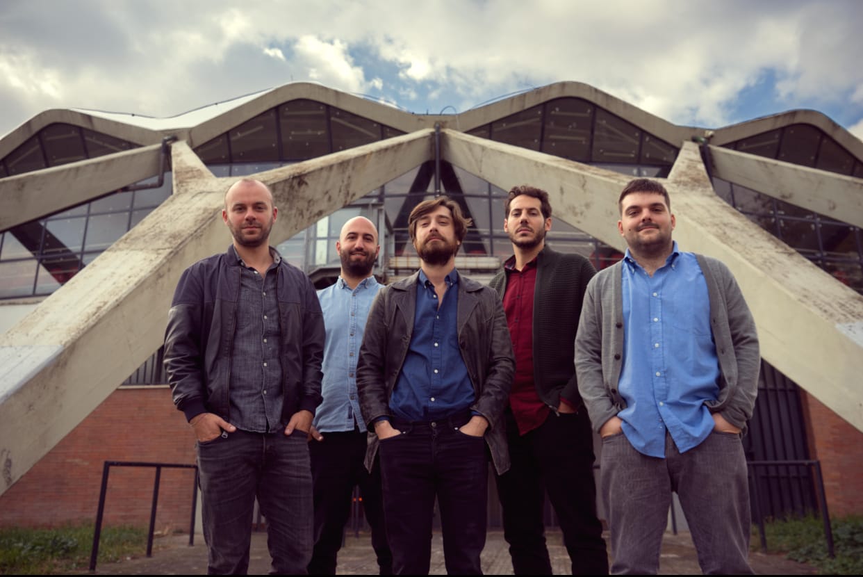 Cinque attori del Terzo Segreto di Satira sul palco del Troy Comedy Club nello spettacolo Iliade Open Mic