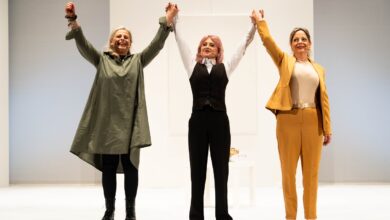 Tre amiche e uno sciatore durante gli applausi finali al Teatro Grandinetti di Lamezia