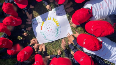 Bambini in età prescolare raccolgono rifiuti nella pineta di Cirò Marina con guanti e cappellini colorati