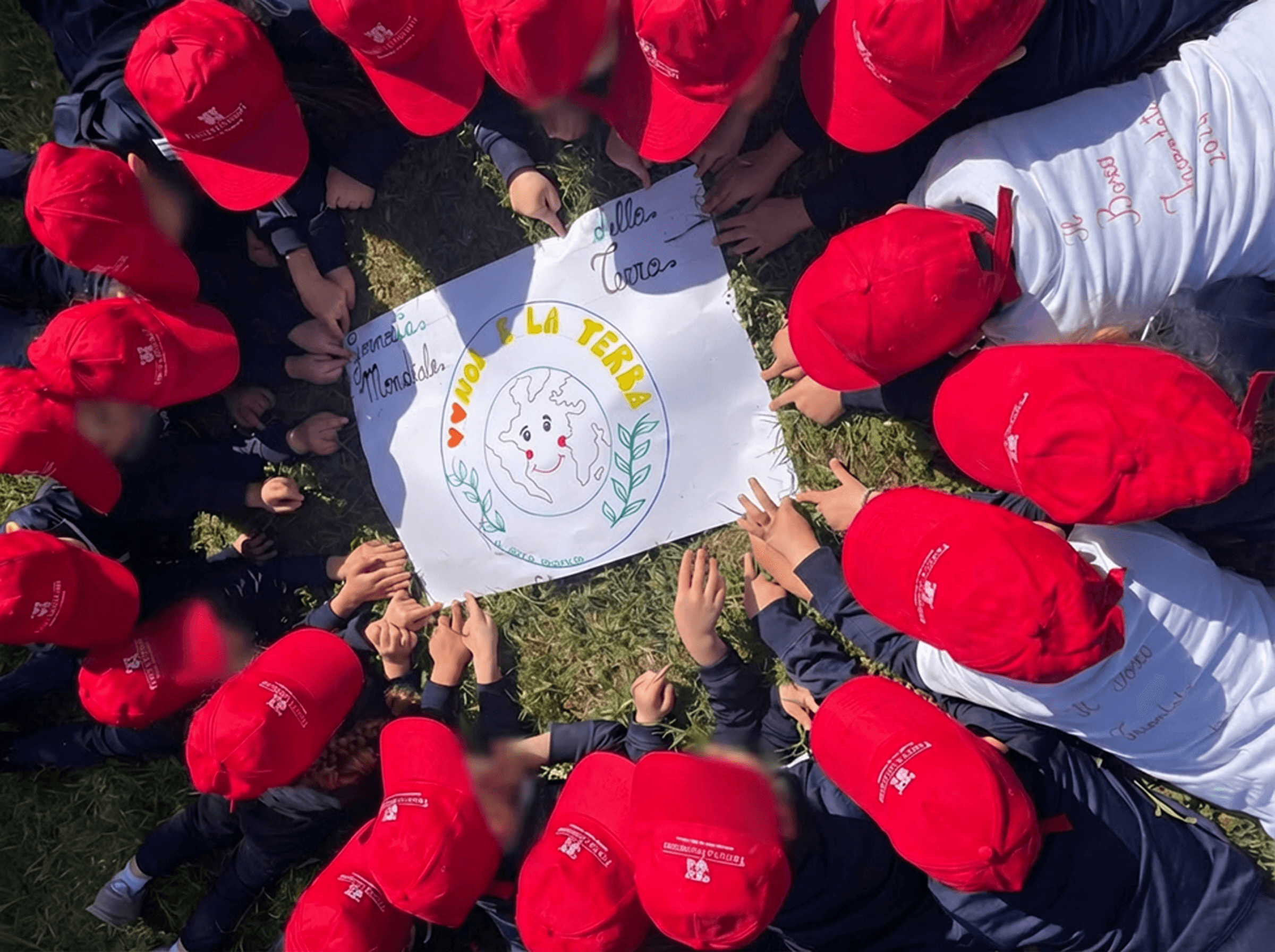 Bambini in età prescolare raccolgono rifiuti nella pineta di Cirò Marina con guanti e cappellini colorati