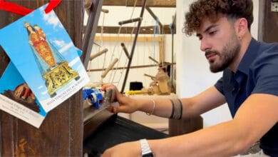 Rocco Vitaliano nel suo laboratorio mentre lavora con un telaio antico