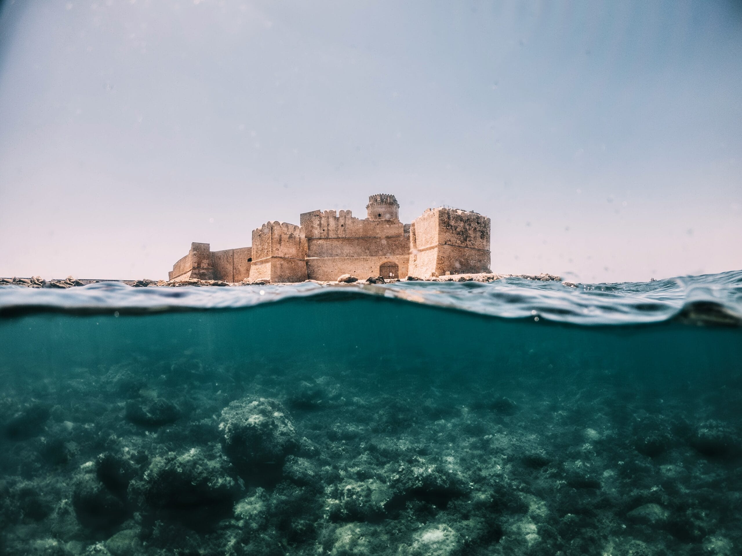 Il castello di "Le Castella" a Crotone. Foto di Salvatore Tonnara su Unsplash