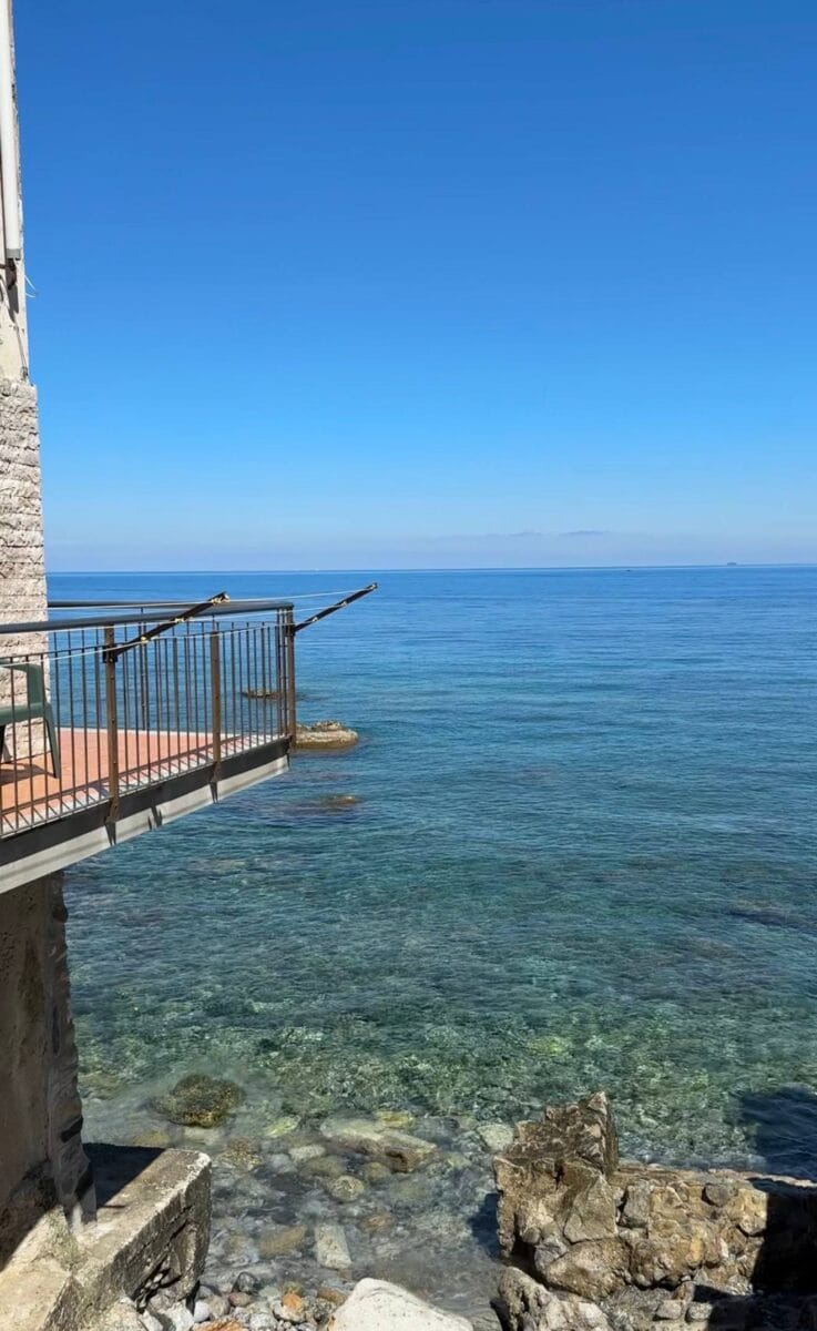 Un balcone vista mare a Chianalea di Scilla