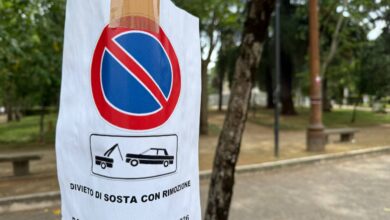 Tabellone segnaletico in viale Trieste a Cosenza con divieti di sosta per il Giro d'Italia 2026, transenne pronte sul rettilineo d'arrivo