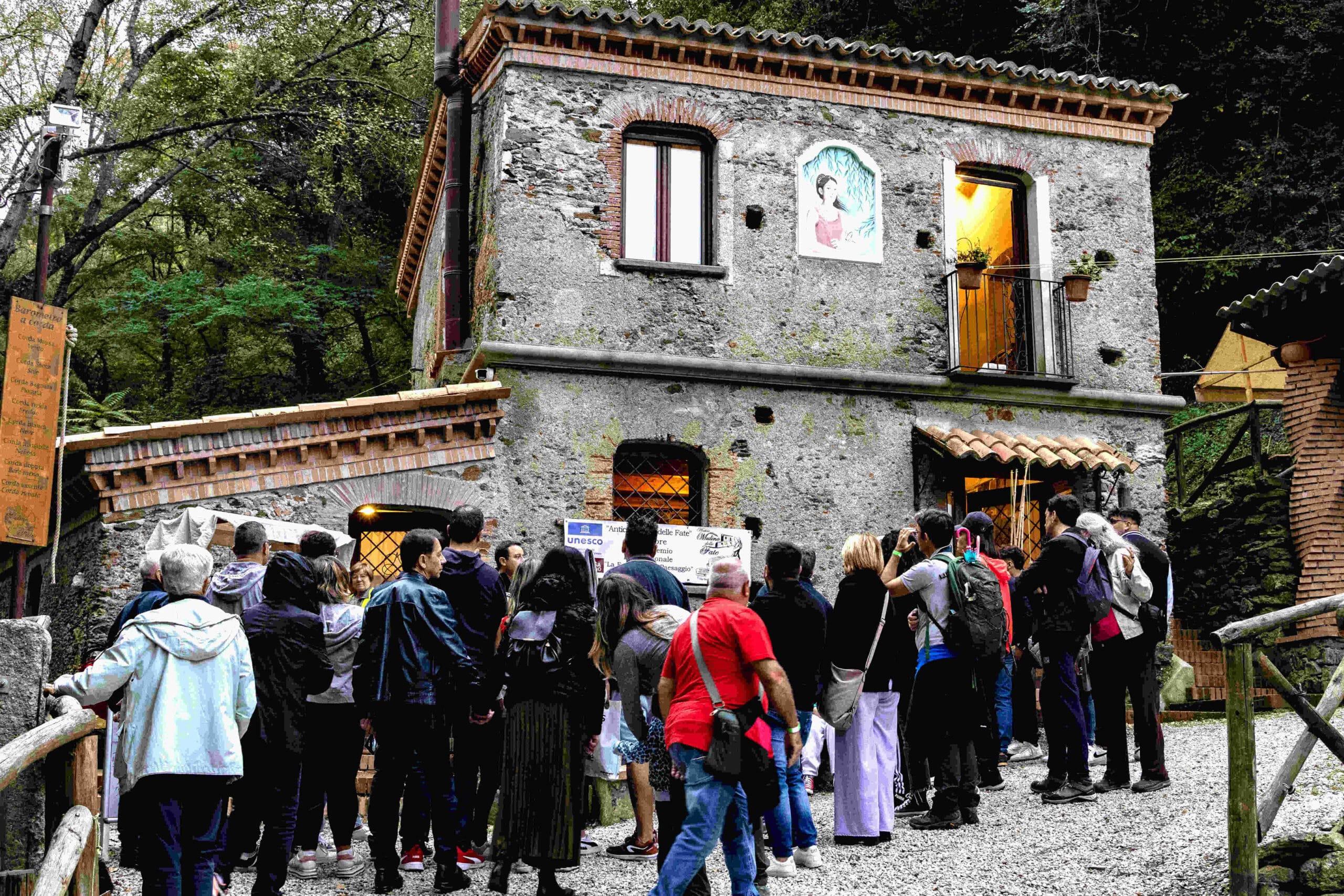 Antico Mulino delle Fate di Lamezia Terme con la ruota in pietra e il torrente Canne sullo sfondo