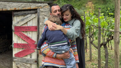 Maria e Francesco nel loro orto alla Macchia, due artisti che scelgono di vivere nella natura in Calabria