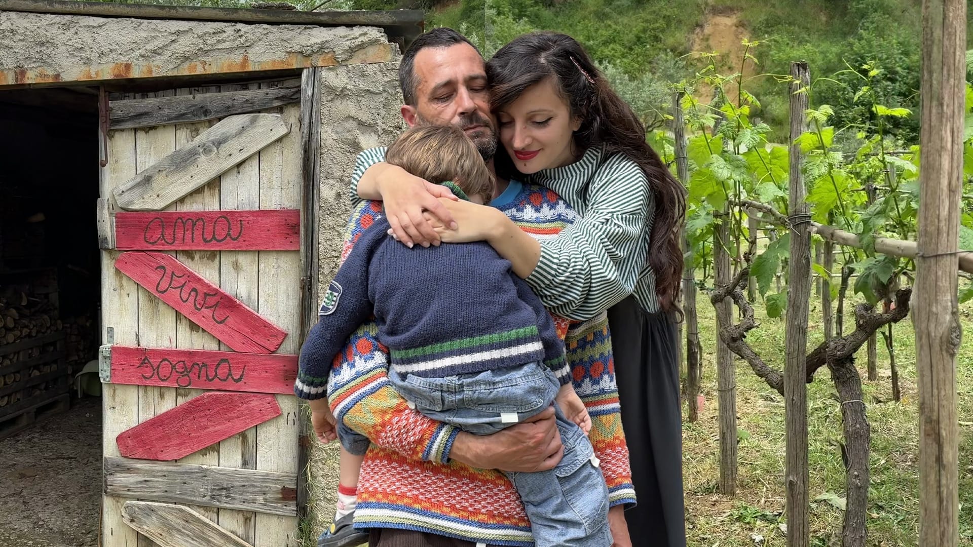 Maria e Francesco nel loro orto alla Macchia, due artisti che scelgono di vivere nella natura in Calabria