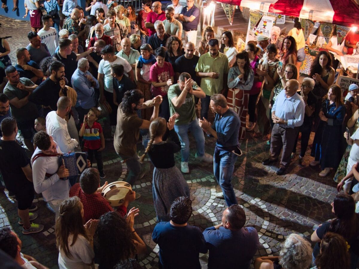 evidenzaSuonatori e danzatori in piazza a Conflenti durante Felici e Conflenti, festa della musica popolare del Reventino