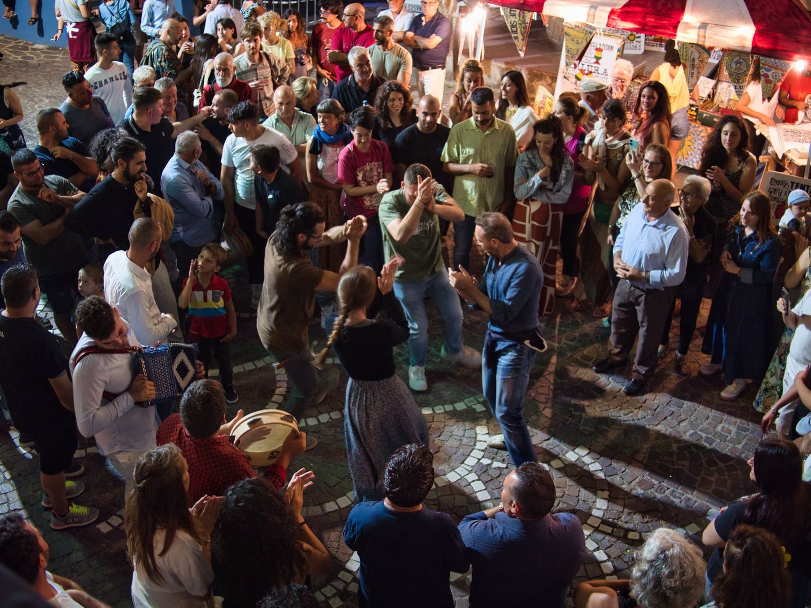 evidenzaSuonatori e danzatori in piazza a Conflenti durante Felici e Conflenti, festa della musica popolare del Reventino